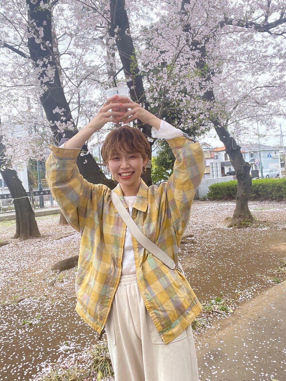 ベージュ系のサンダル、ベージュ系のスウェットパンツを着用したレディースの春コーディネートの3枚目の写真