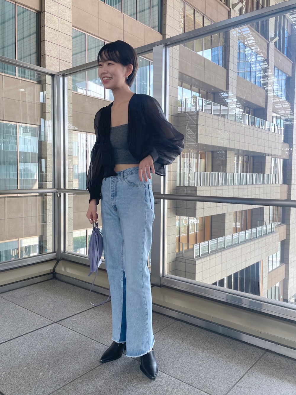 ブラック系のシャツ/ブラウス、グレー系のその他トップスを着用したレディースの夏コーディネートの2枚目の写真