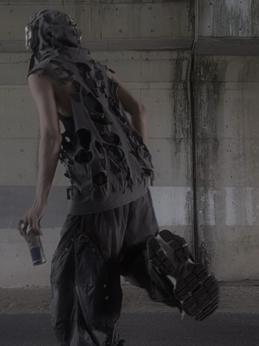 グレー系のその他パンツ、ベージュ系のパーカー、ホワイト系のスニーカーを着用したメンズの春コーディネートの2枚目の写真