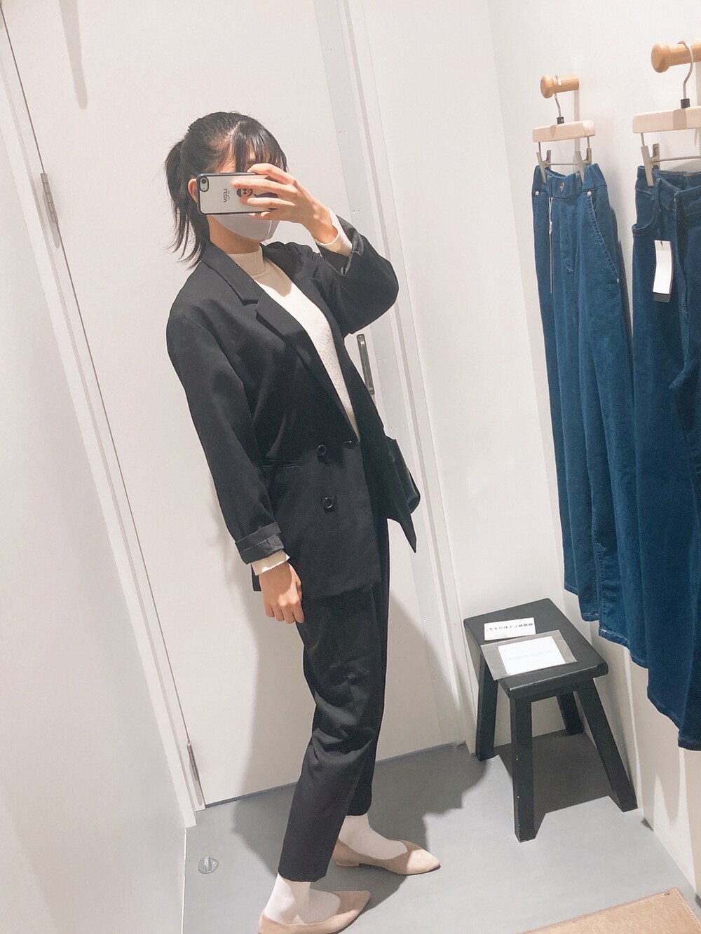ブラック系のテーラードジャケット、ブラック系のその他パンツ、ベージュ系のニット/セーターを着用したレディースの冬コーディネートの3枚目の写真