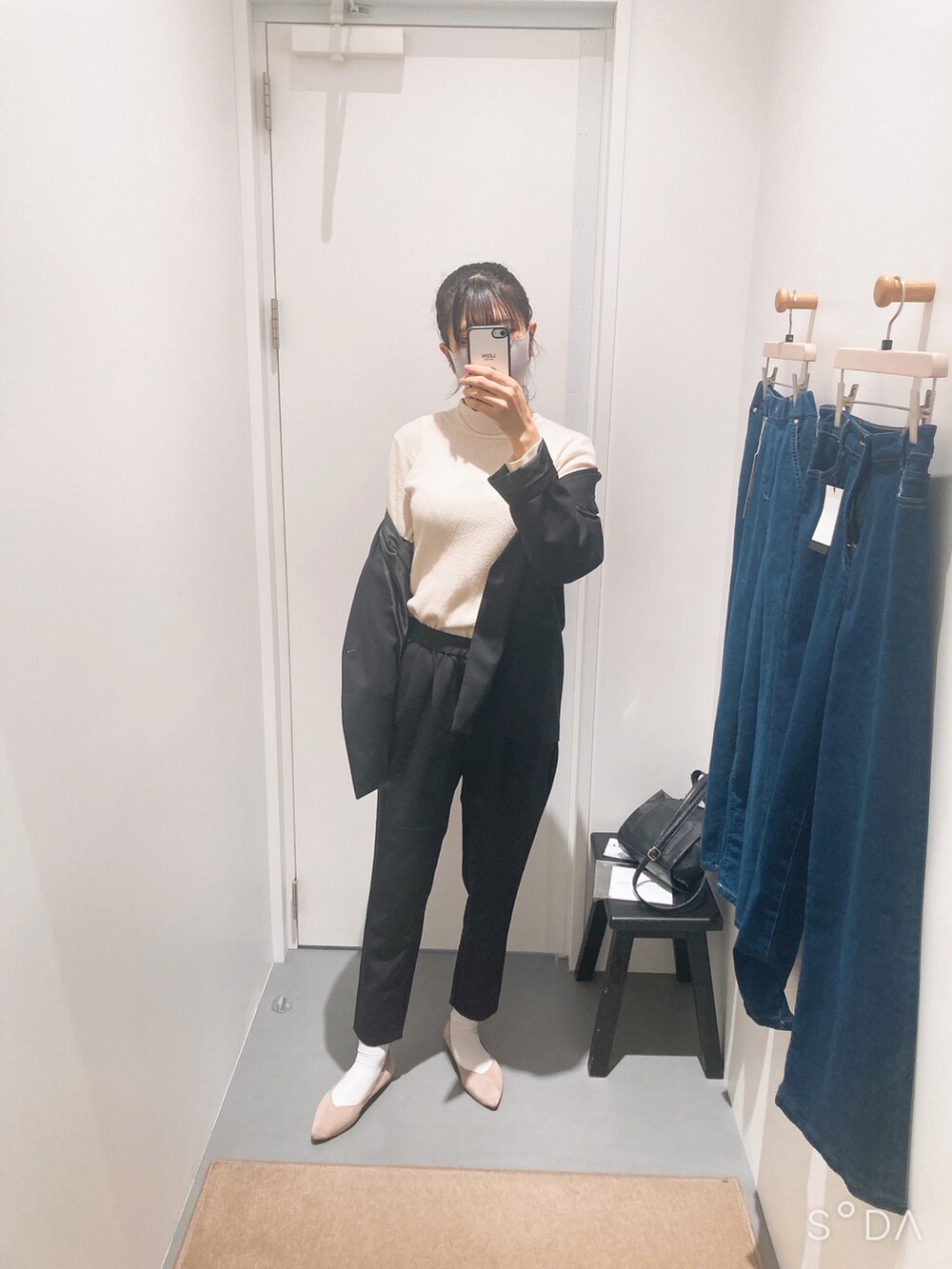 ブラック系のテーラードジャケット、ブラック系のその他パンツ、ベージュ系のニット/セーターを着用したレディースの冬コーディネートの2枚目の写真