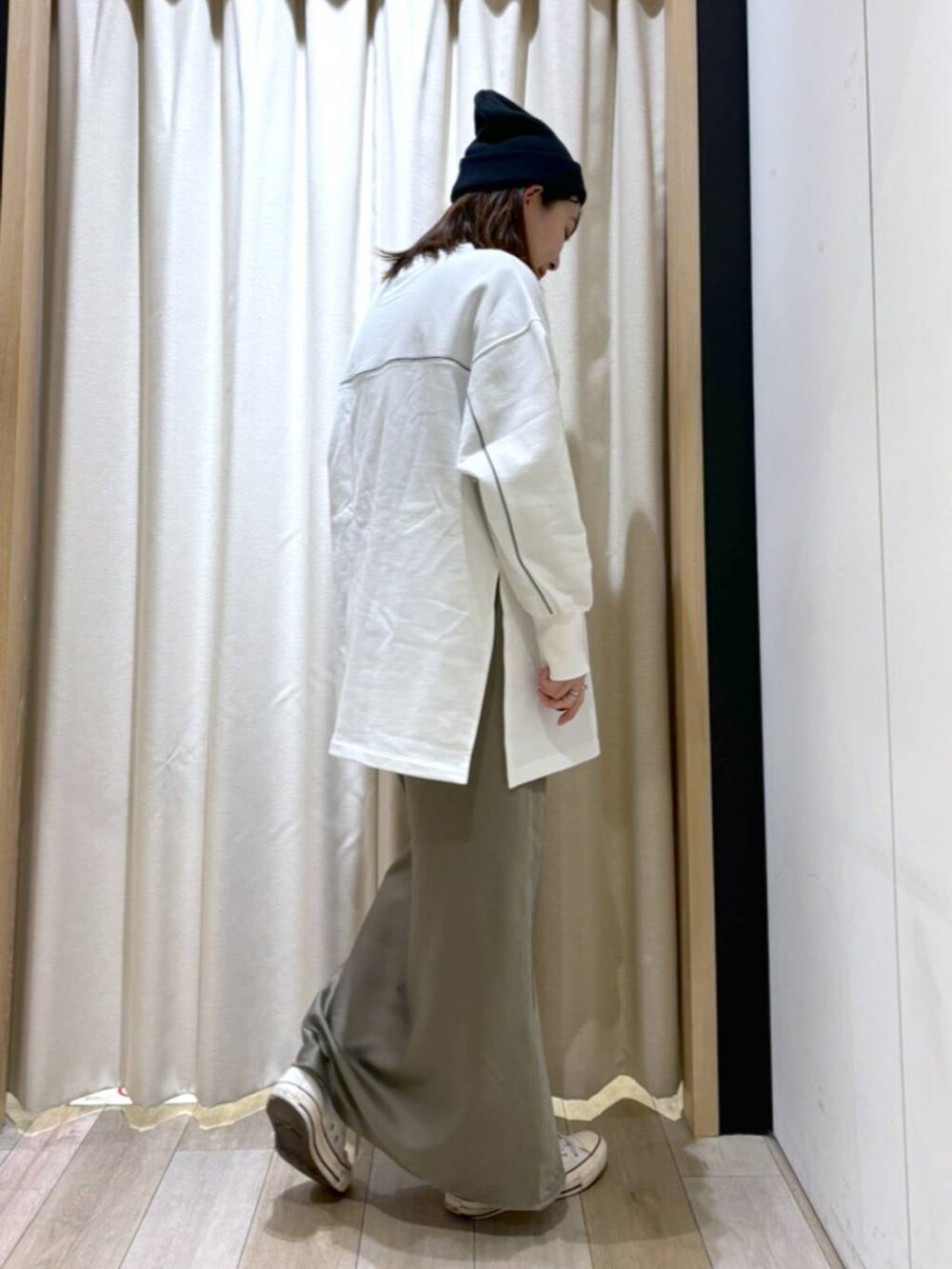 「旅行、ニット帽、楽ちんコーデ、スポーティ、女子ウケ、女子旅、ワンマイル、淡色コーデ、着痩せ・細見え、体型カバー、差し色コーデ、テーマパーク、カジュアル、LEPSIM、スウェット」｜「LEPSIMの【NEW ERA】Basic Cuff Knit　103851（ニットキャップ/ビーニー、ブラック系）」を使った、おかゆさん（レディース・161cm）の夏コーディネートの4枚目の写真