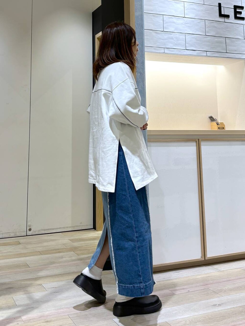 「着痩せ・細見え、体型カバー、差し色コーデ、テーマパーク、カジュアル、旅行、オーバーサイズ、ゆったり、スウェット、LEPSIM、スカート、ロングスカート、サンダル、楽ちんコーデ、ウエストゴム」｜「LEPSIMのデザインデニムスカート　987464（デニムスカート、ブルー系）」を使った、おかゆさん（レディース・161cm）の夏コーディネートの2枚目の写真