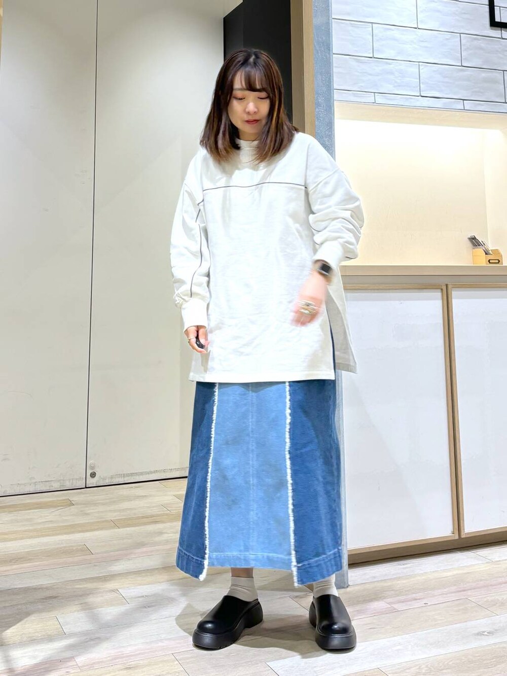 「着痩せ・細見え、体型カバー、差し色コーデ、テーマパーク、カジュアル、旅行、オーバーサイズ、ゆったり、スウェット、LEPSIM、スカート、ロングスカート、サンダル、楽ちんコーデ、ウエストゴム」｜「LEPSIMのデザインデニムスカート　987464（デニムスカート、ブルー系）」を使った、おかゆさん（レディース・161cm）の夏コーディネートの6枚目の写真