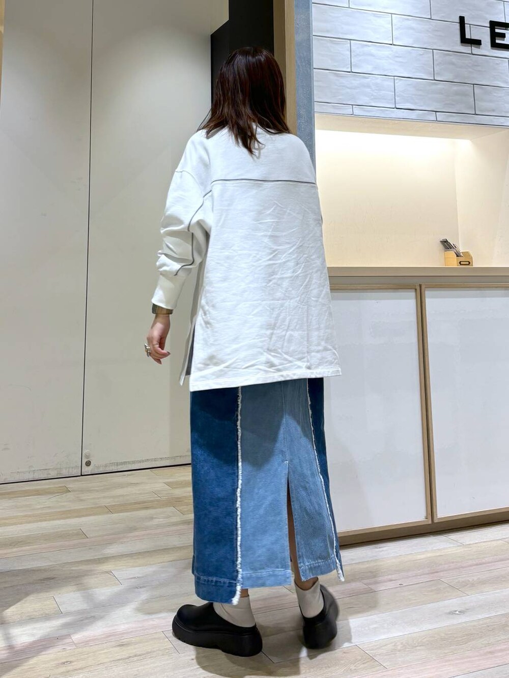 「着痩せ・細見え、体型カバー、差し色コーデ、テーマパーク、カジュアル、旅行、オーバーサイズ、ゆったり、スウェット、LEPSIM、スカート、ロングスカート、サンダル、楽ちんコーデ、ウエストゴム」｜「LEPSIMのデザインデニムスカート　987464（デニムスカート、ブルー系）」を使った、おかゆさん（レディース・161cm）の夏コーディネートの4枚目の写真