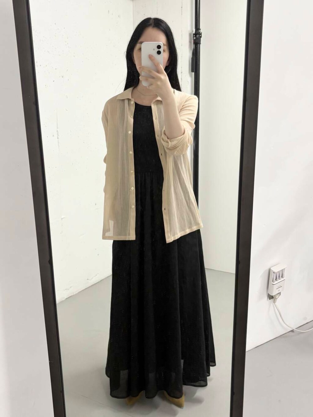 ピンク系のシャツ/ブラウス、イエロー系のサンダル、ブラック系のワンピースを着用したレディースの夏コーディネートの2枚目の写真