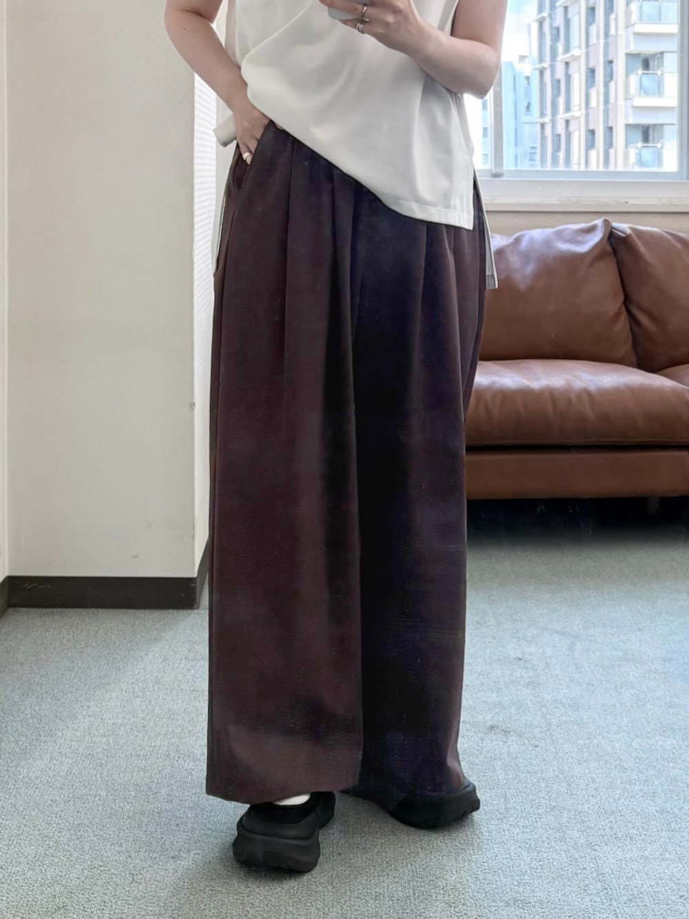ホワイト系のTシャツ/カットソー、ブラウン系のその他パンツを着用したレディースの夏コーディネートの3枚目の写真