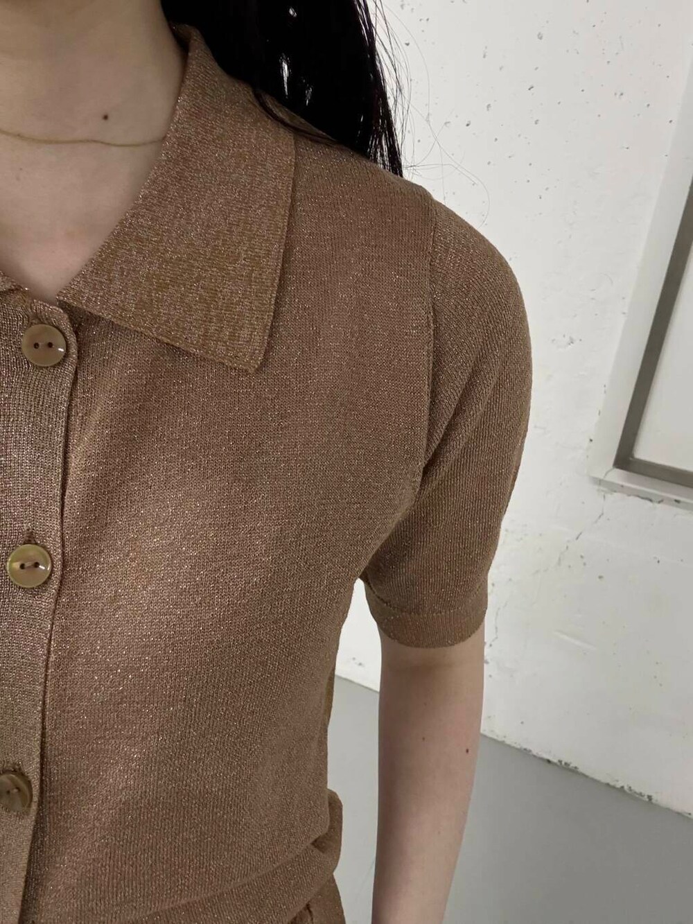 ブラック系のボストンバッグ、ブラウン系のその他パンツ、ブラウン系のニット/セーターを着用したレディースの夏コーディネートの2枚目の写真