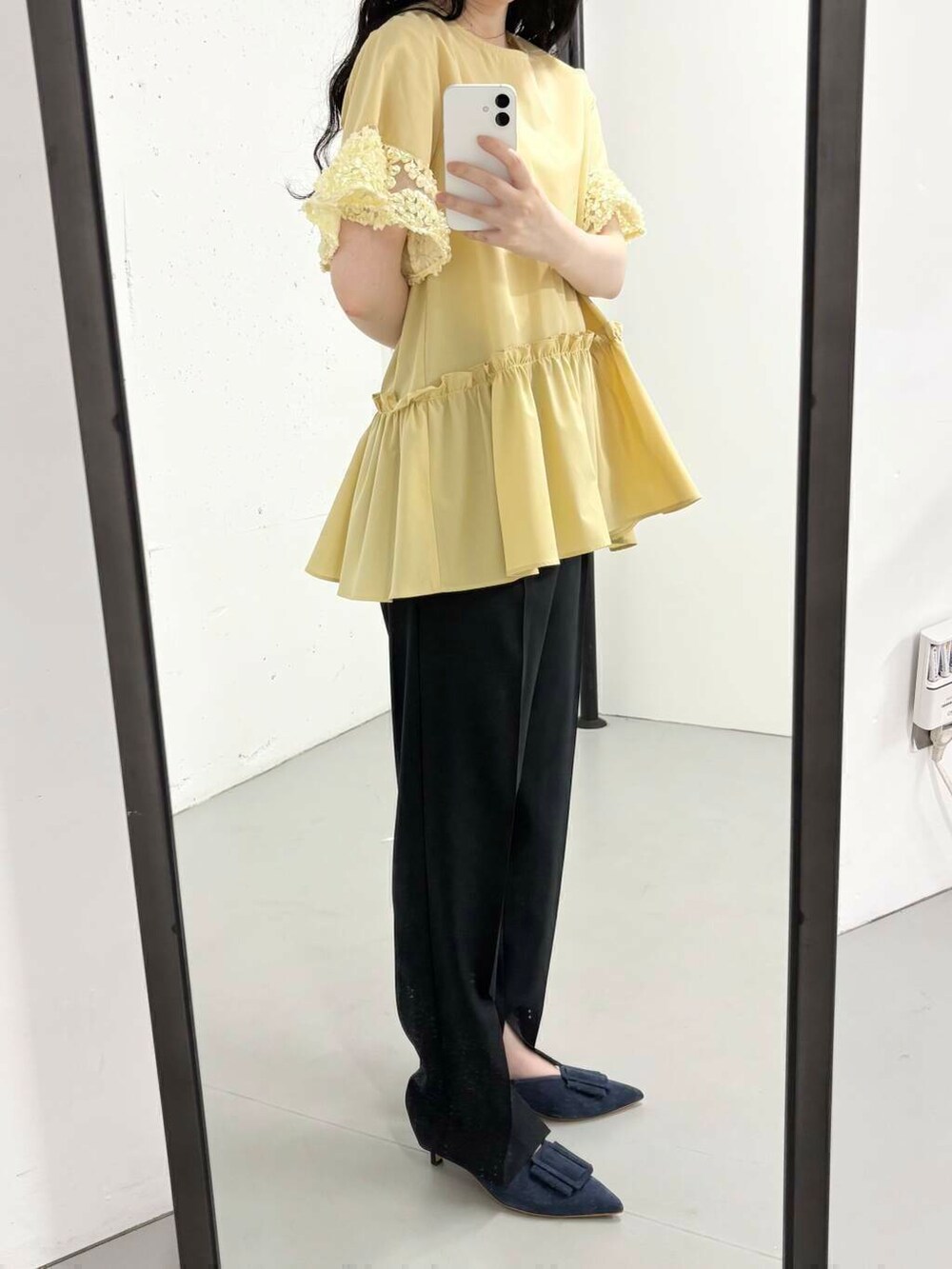 ベージュ系のシャツ/ブラウス、ブルー系のセットアップを着用したレディースの夏コーディネートの3枚目の写真