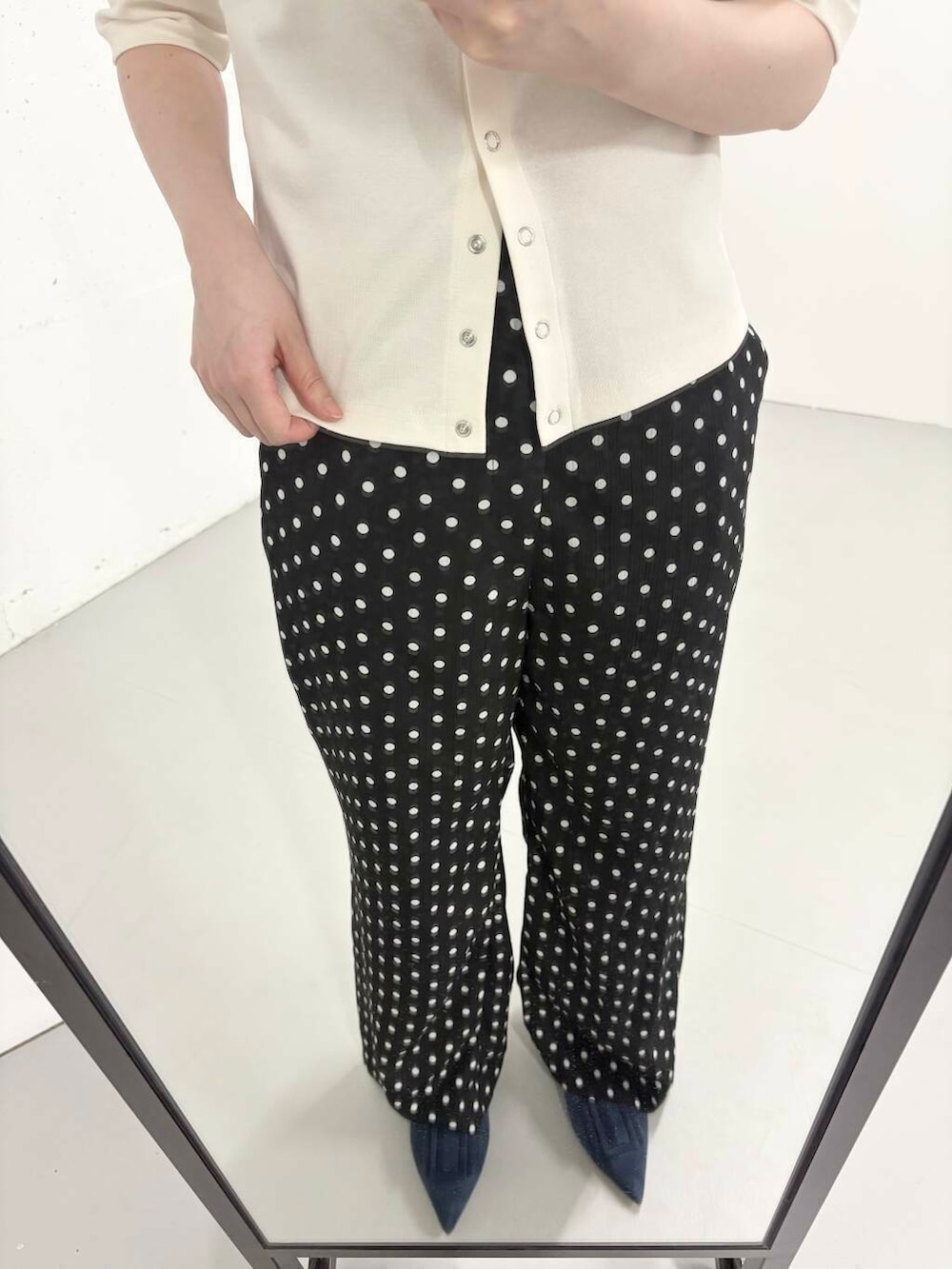 ブラック系のその他パンツ、ブルー系のサンダル、ホワイト系のTシャツ/カットソーを着用したレディースの夏コーディネートの3枚目の写真