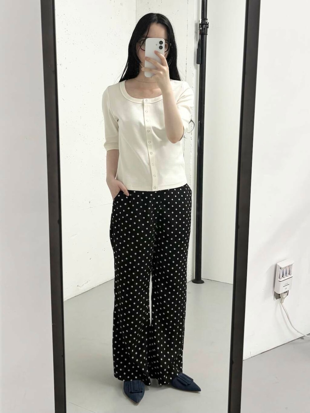 ブラック系のその他パンツ、ブルー系のサンダル、ホワイト系のTシャツ/カットソーを着用したレディースの夏コーディネートの2枚目の写真