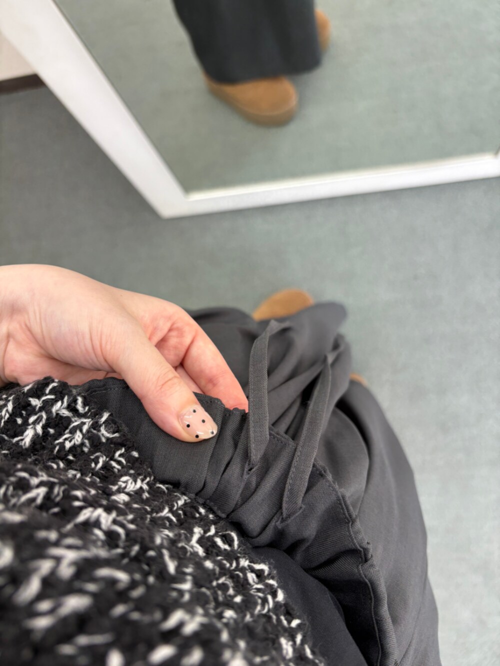 グレー系のその他パンツ、ブラック系のニット/セーター、イエロー系のブーツを着用したレディースの冬コーディネートの4枚目の写真