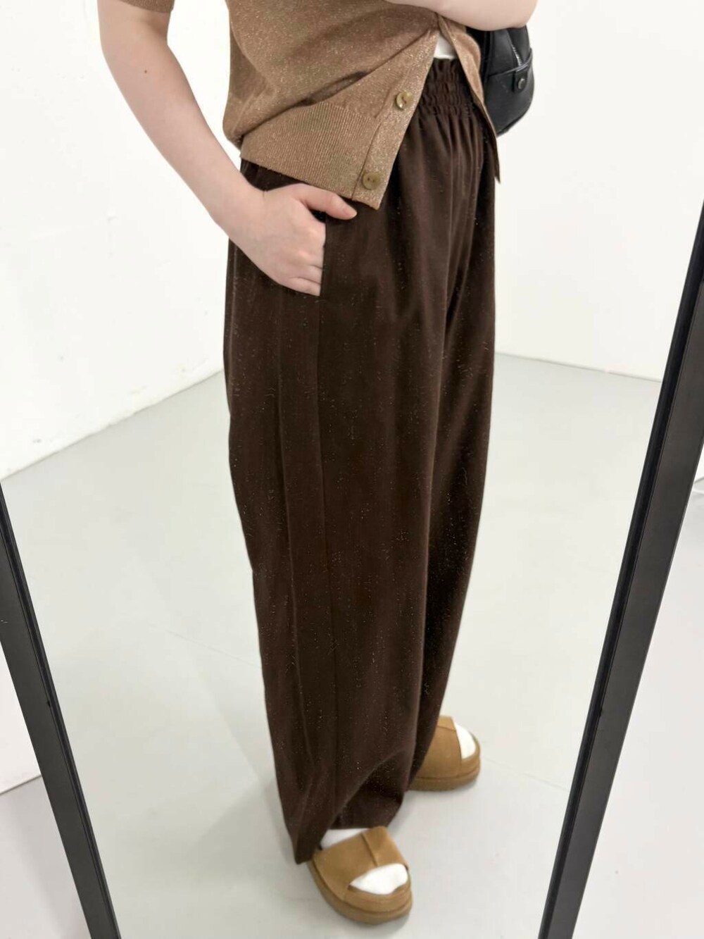 ブラック系のボストンバッグ、ブラウン系のその他パンツ、ブラウン系のニット/セーターを着用したレディースの夏コーディネートの4枚目の写真