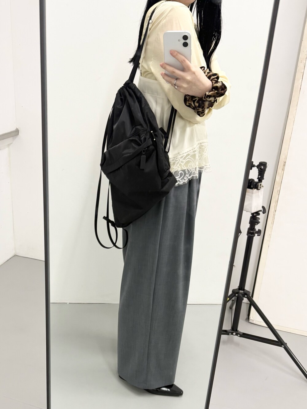 ホワイト系のキャミソール、イエロー系のTシャツ/カットソー、グレー系のその他パンツを着用したレディースの冬コーディネートの3枚目の写真