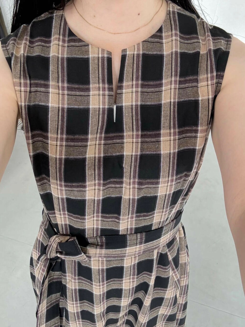 レッド系のサンダル、ブラック系のワンピースを着用したレディースの夏コーディネートの3枚目の写真