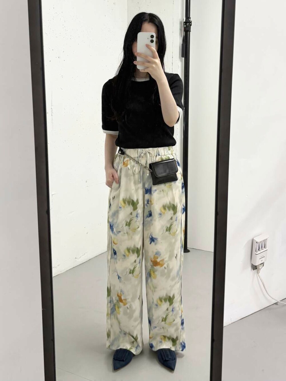 ブルー系のサンダル、ブラック系のショルダーバッグを着用したレディースの夏コーディネートの2枚目の写真