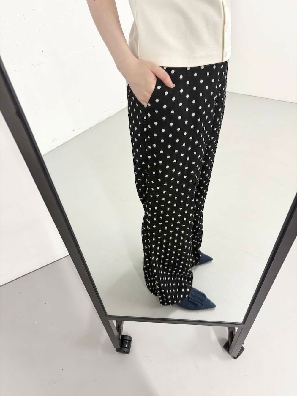 ブラック系のその他パンツ、ブルー系のサンダル、ホワイト系のTシャツ/カットソーを着用したレディースの夏コーディネートの4枚目の写真