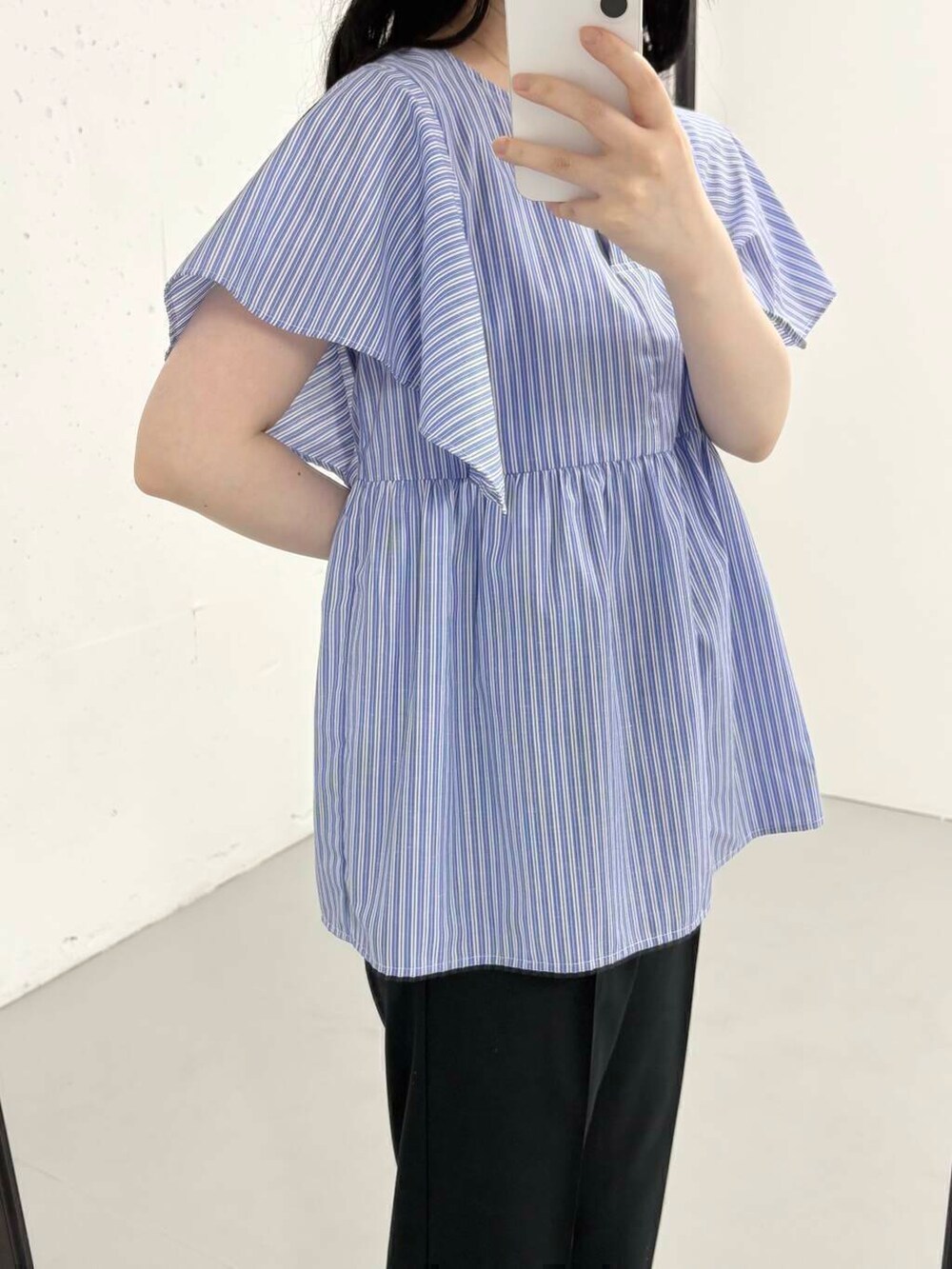 ブルー系のシャツ/ブラウス、ブルー系のセットアップを着用したレディースの夏コーディネートの2枚目の写真