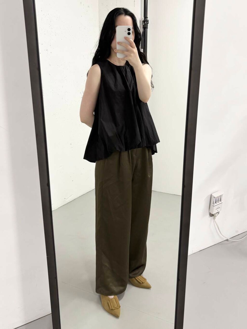 ブラウン系のその他パンツを着用したレディースの夏コーディネートの2枚目の写真