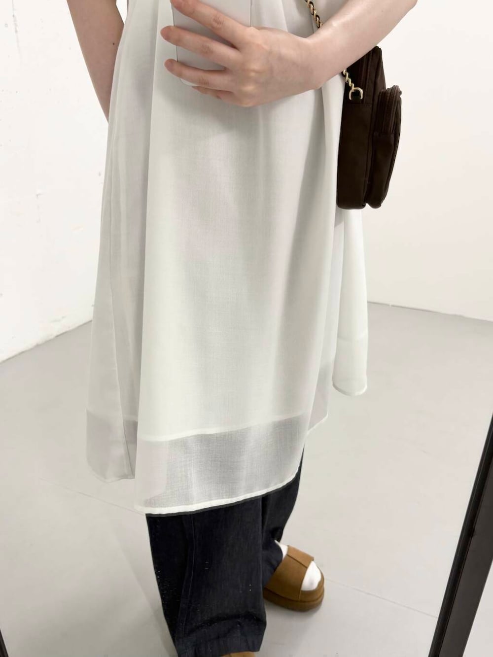 ブラウン系のショルダーバッグ、ホワイト系のTシャツ/カットソーを着用したレディースの夏コーディネートの3枚目の写真