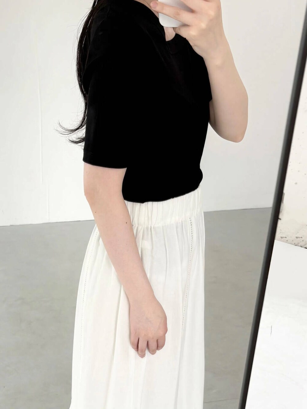 レッド系のサンダル、ブラック系のTシャツ/カットソーを着用したレディースの夏コーディネートの2枚目の写真