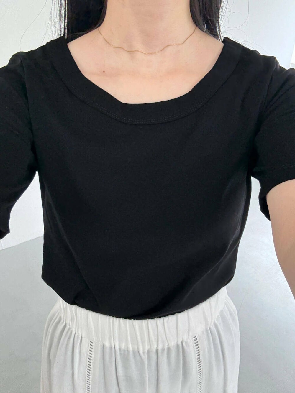 レッド系のサンダル、ブラック系のTシャツ/カットソーを着用したレディースの夏コーディネートの3枚目の写真