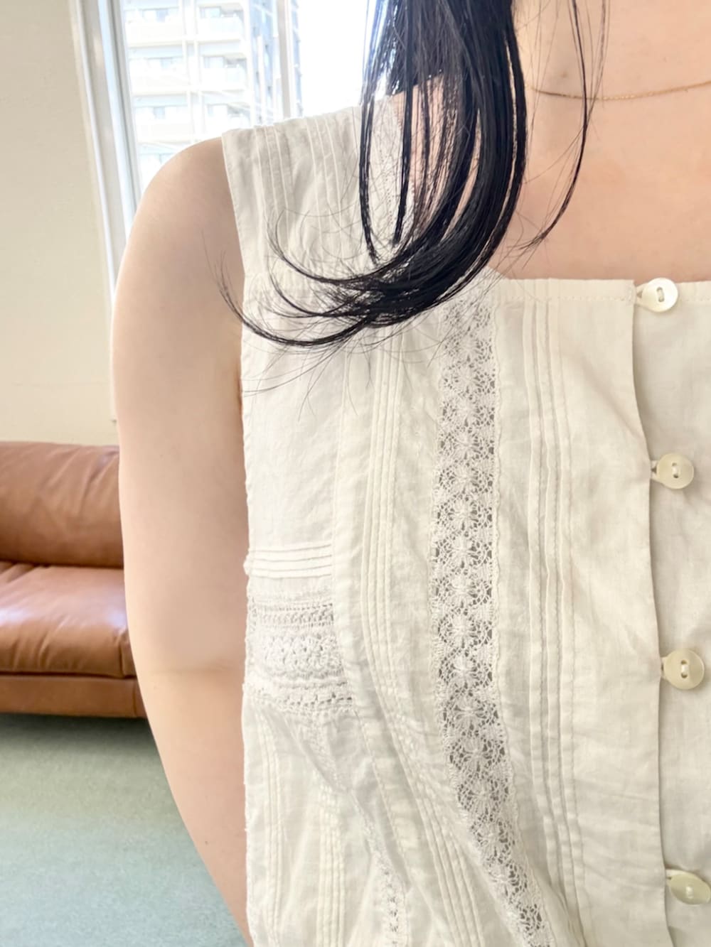 ブルー系のデニムパンツ、ブラック系のその他アウター、ホワイト系のシャツ/ブラウスを着用したレディースの夏コーディネートの2枚目の写真