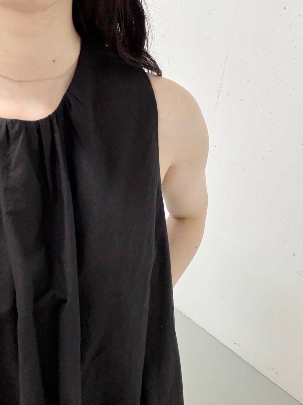 ブラウン系のその他パンツを着用したレディースの夏コーディネートの3枚目の写真