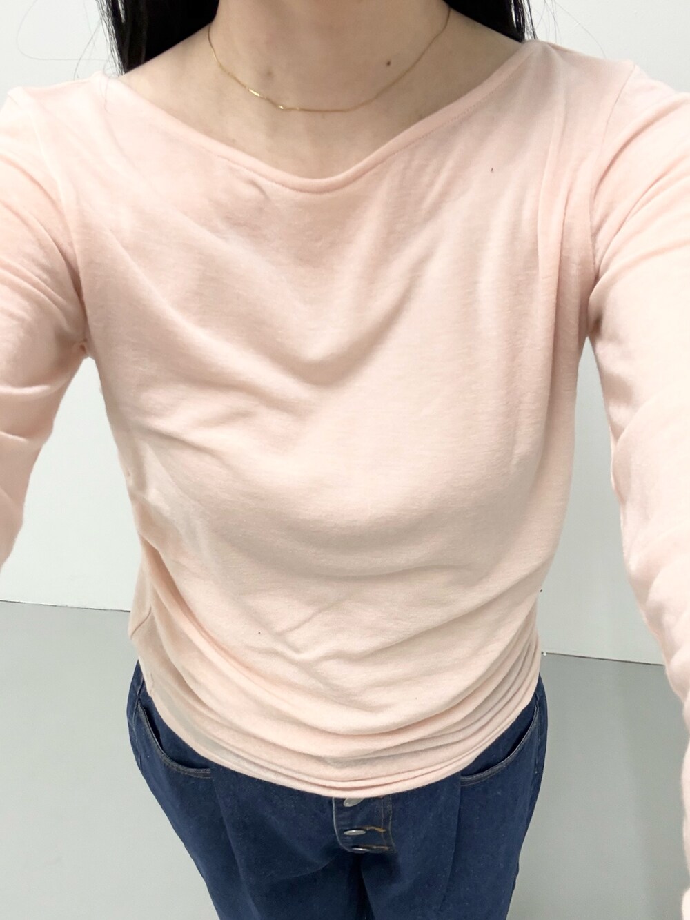 ピンク系のTシャツ/カットソー、ブルー系のデニムパンツ、ブラック系のブーツを着用したレディースの冬コーディネートの3枚目の写真