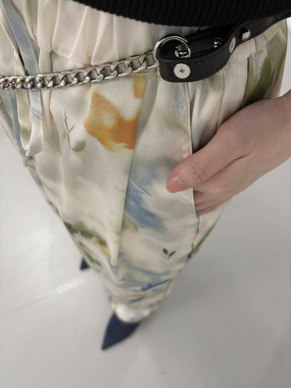 ブルー系のサンダル、ブラック系のショルダーバッグを着用したレディースの夏コーディネートの5枚目の写真