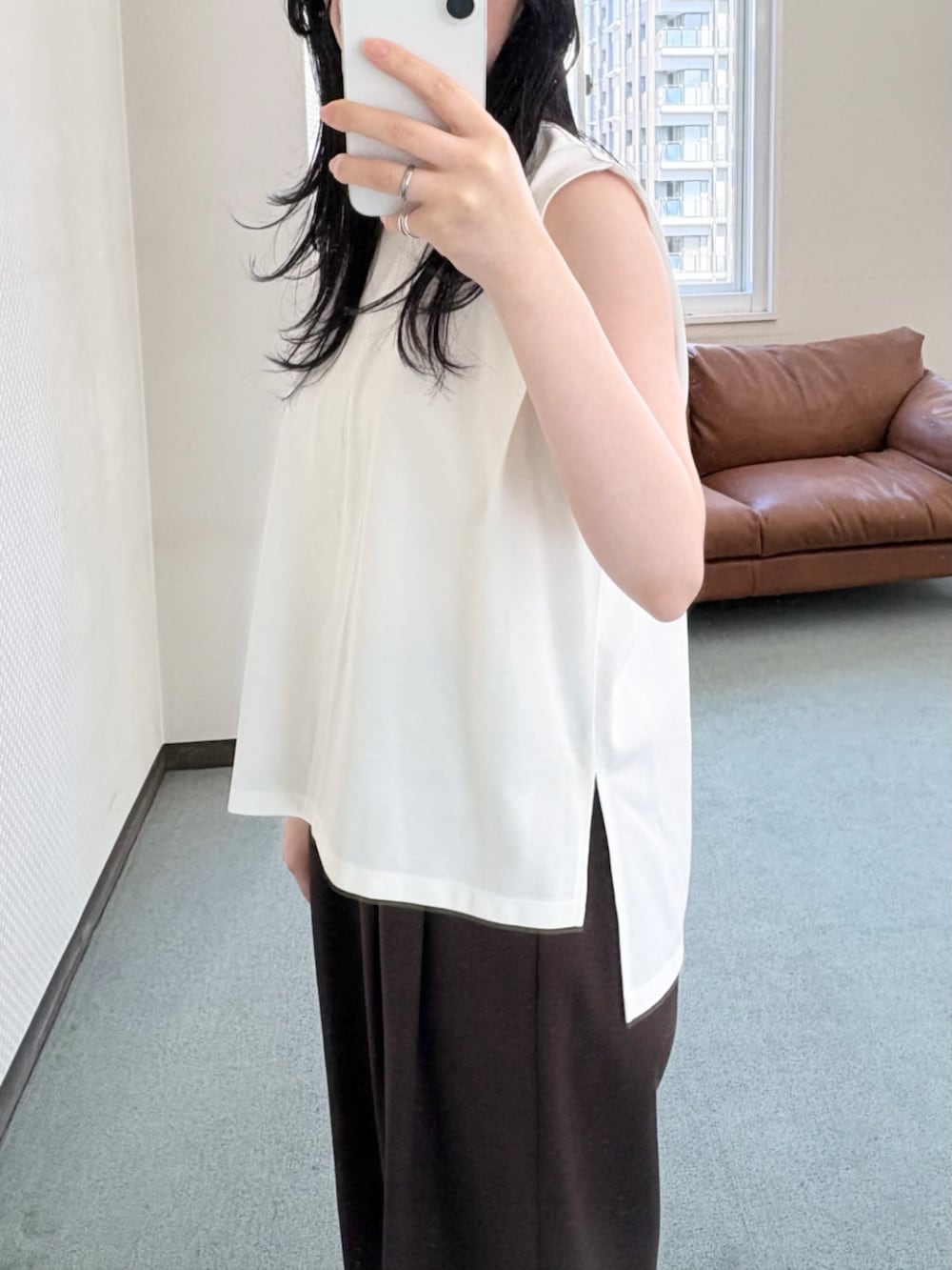 ホワイト系のTシャツ/カットソー、ブラウン系のその他パンツを着用したレディースの夏コーディネートの2枚目の写真