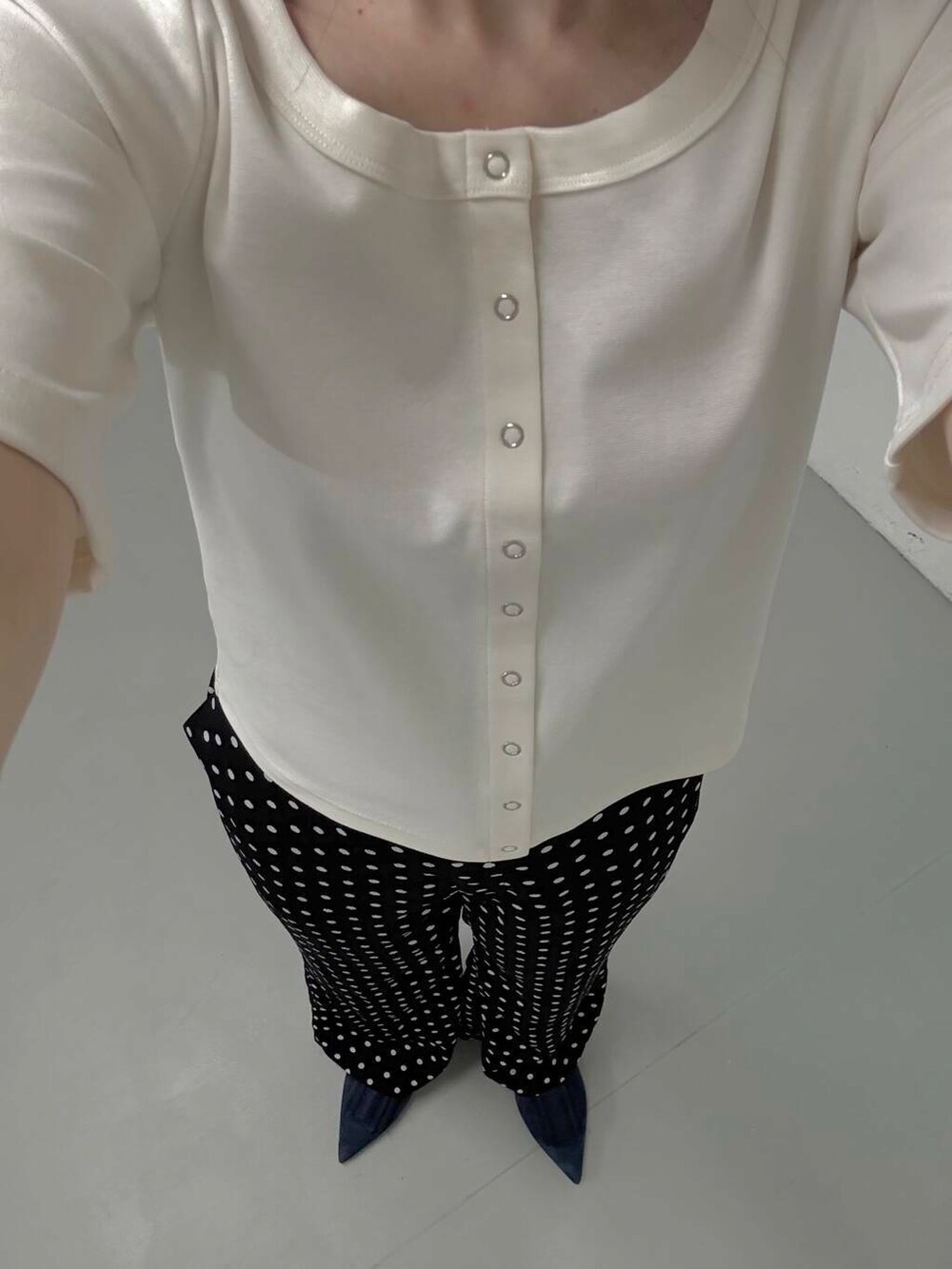 ブラック系のその他パンツ、ブルー系のサンダル、ホワイト系のTシャツ/カットソーを着用したレディースの夏コーディネートの5枚目の写真