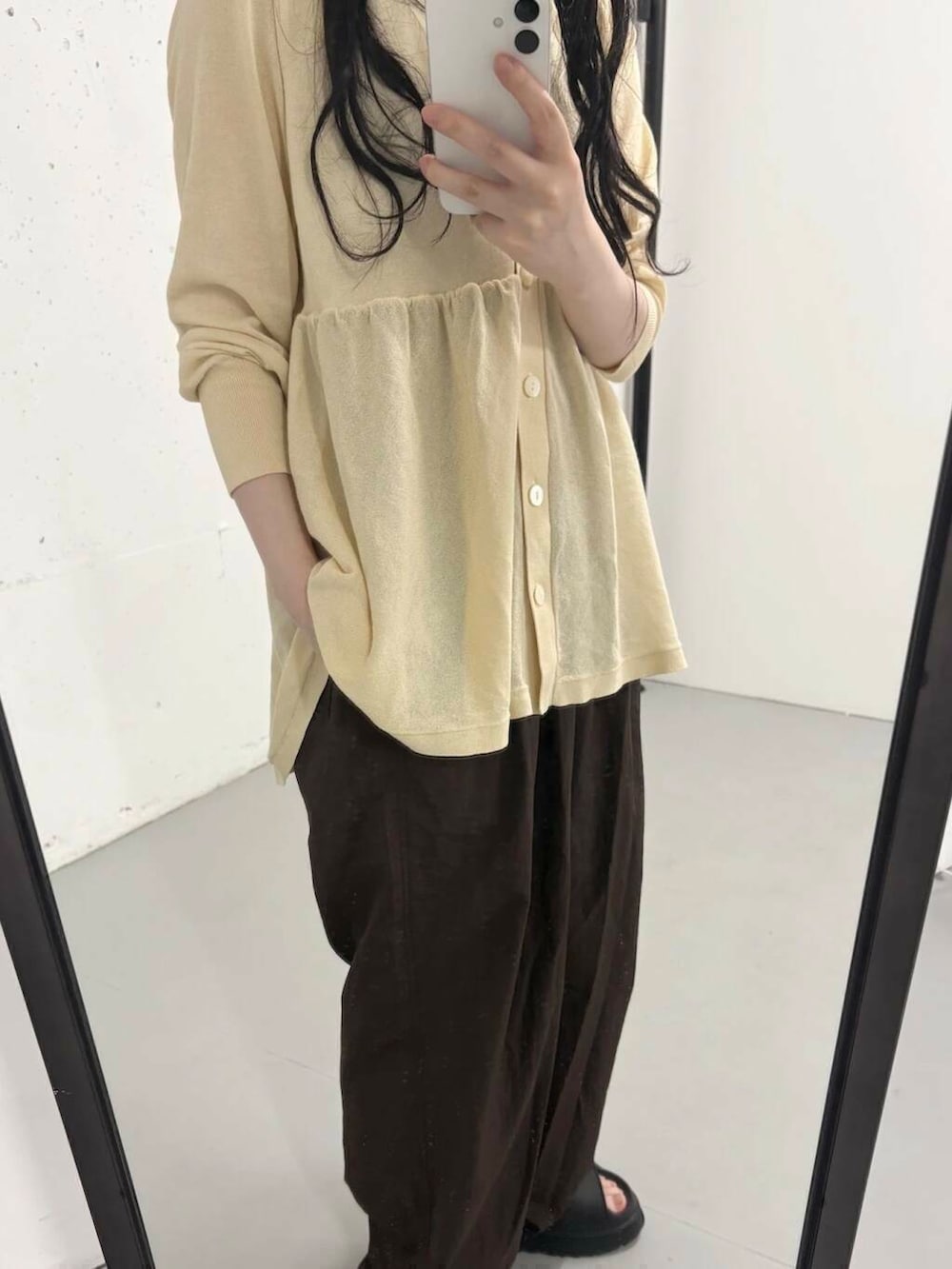 ホワイト系のカーディガン/ボレロ、ブラック系のサンダル、ブラウン系のその他パンツを着用したレディースの夏コーディネートの2枚目の写真