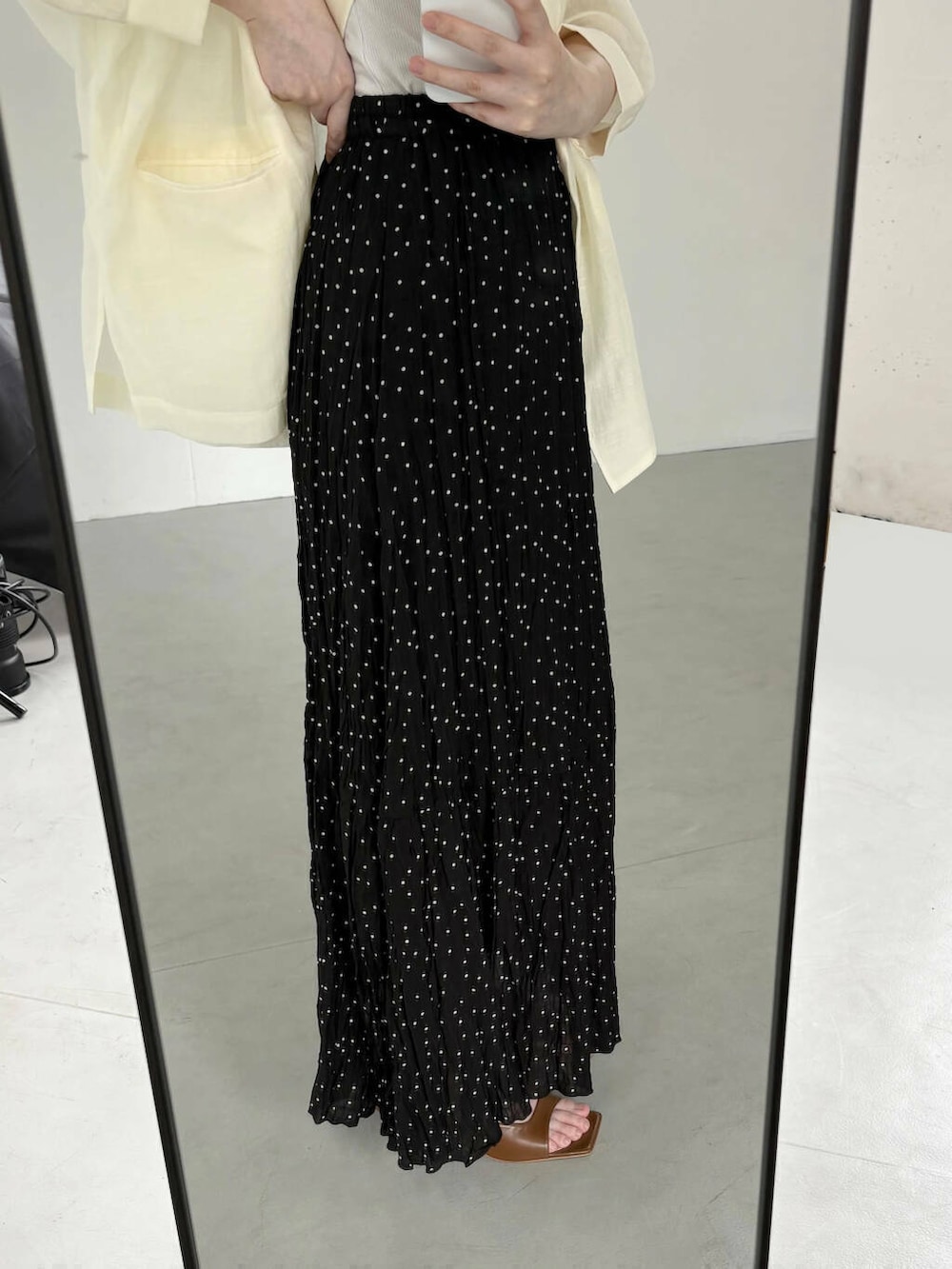 ホワイト系のその他アウター、ブラック系のスカートを着用したレディースの夏コーディネートの3枚目の写真