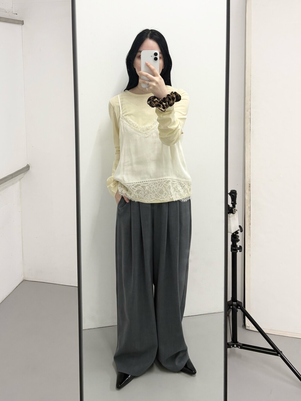 ホワイト系のキャミソール、イエロー系のTシャツ/カットソー、グレー系のその他パンツを着用したレディースの冬コーディネートの4枚目の写真