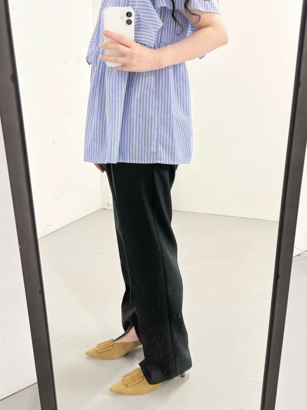 ブルー系のシャツ/ブラウス、ブルー系のセットアップを着用したレディースの夏コーディネートの3枚目の写真