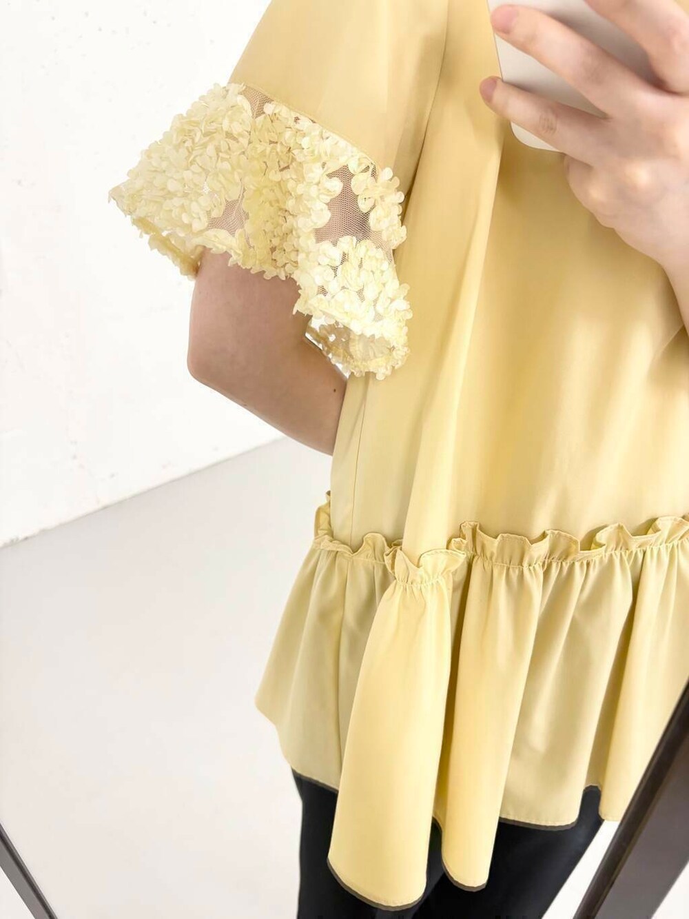 ベージュ系のシャツ/ブラウス、ブルー系のセットアップを着用したレディースの夏コーディネートの2枚目の写真