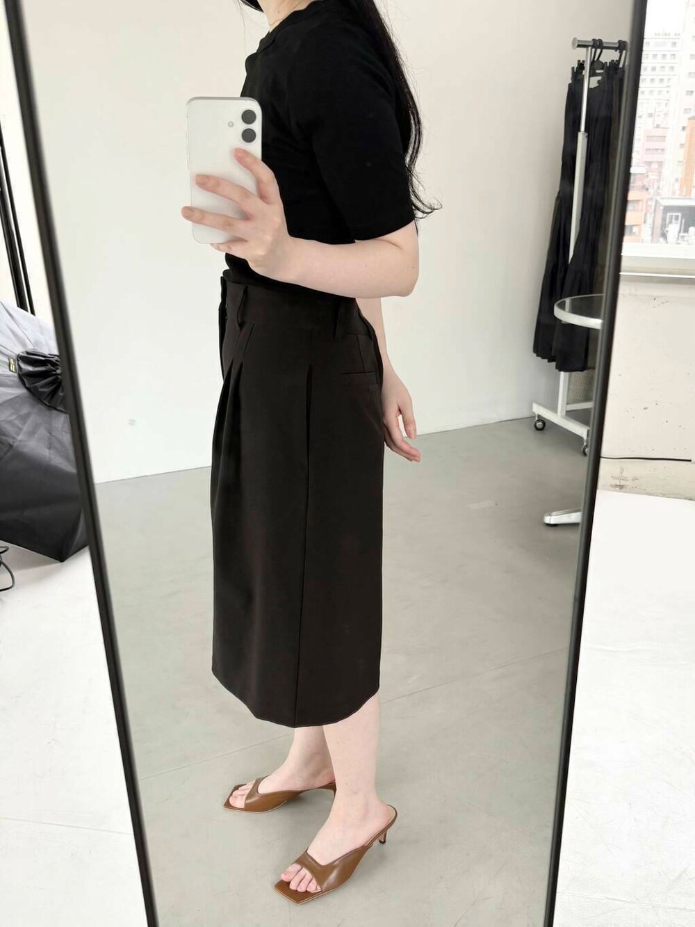 ブラック系のその他パンツ、ブラック系のTシャツ/カットソーを着用したレディースの夏コーディネートの2枚目の写真