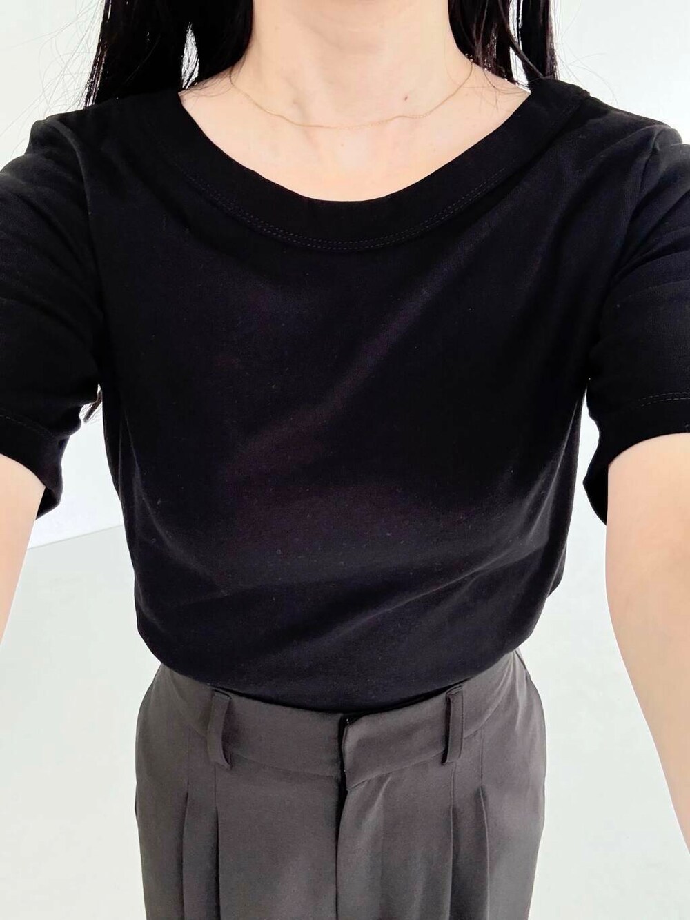 ブラック系のその他パンツ、ブラック系のTシャツ/カットソーを着用したレディースの夏コーディネートの3枚目の写真