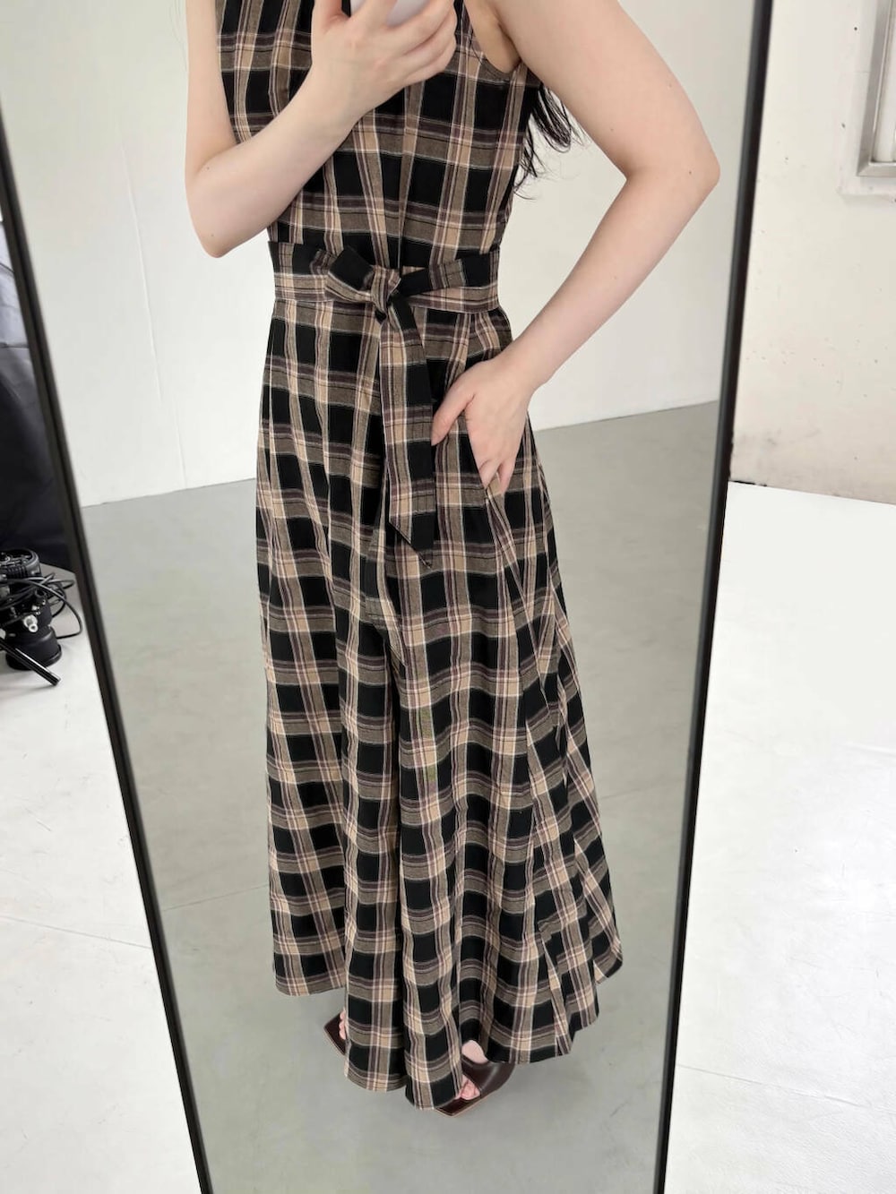 レッド系のサンダル、ブラック系のワンピースを着用したレディースの夏コーディネートの2枚目の写真