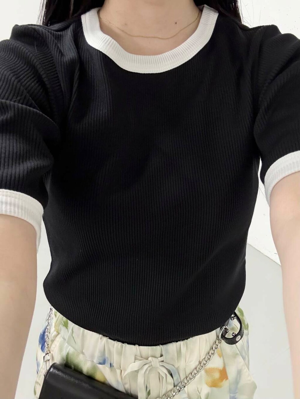 ブルー系のサンダル、ブラック系のショルダーバッグを着用したレディースの夏コーディネートの4枚目の写真