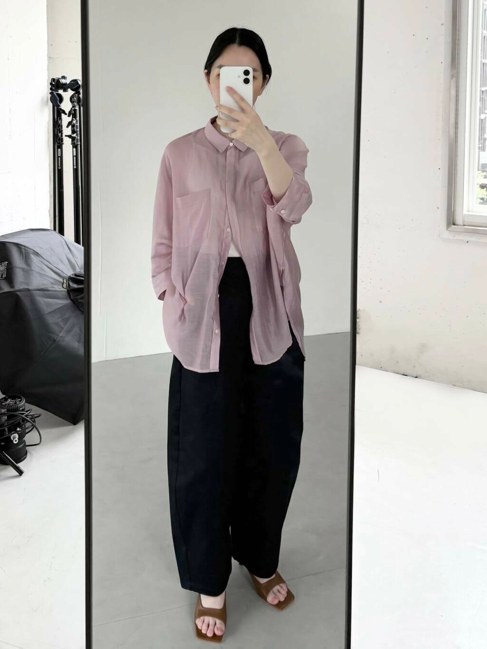 ピンク系のシャツ/ブラウスを着用したレディースの夏コーディネートの2枚目の写真