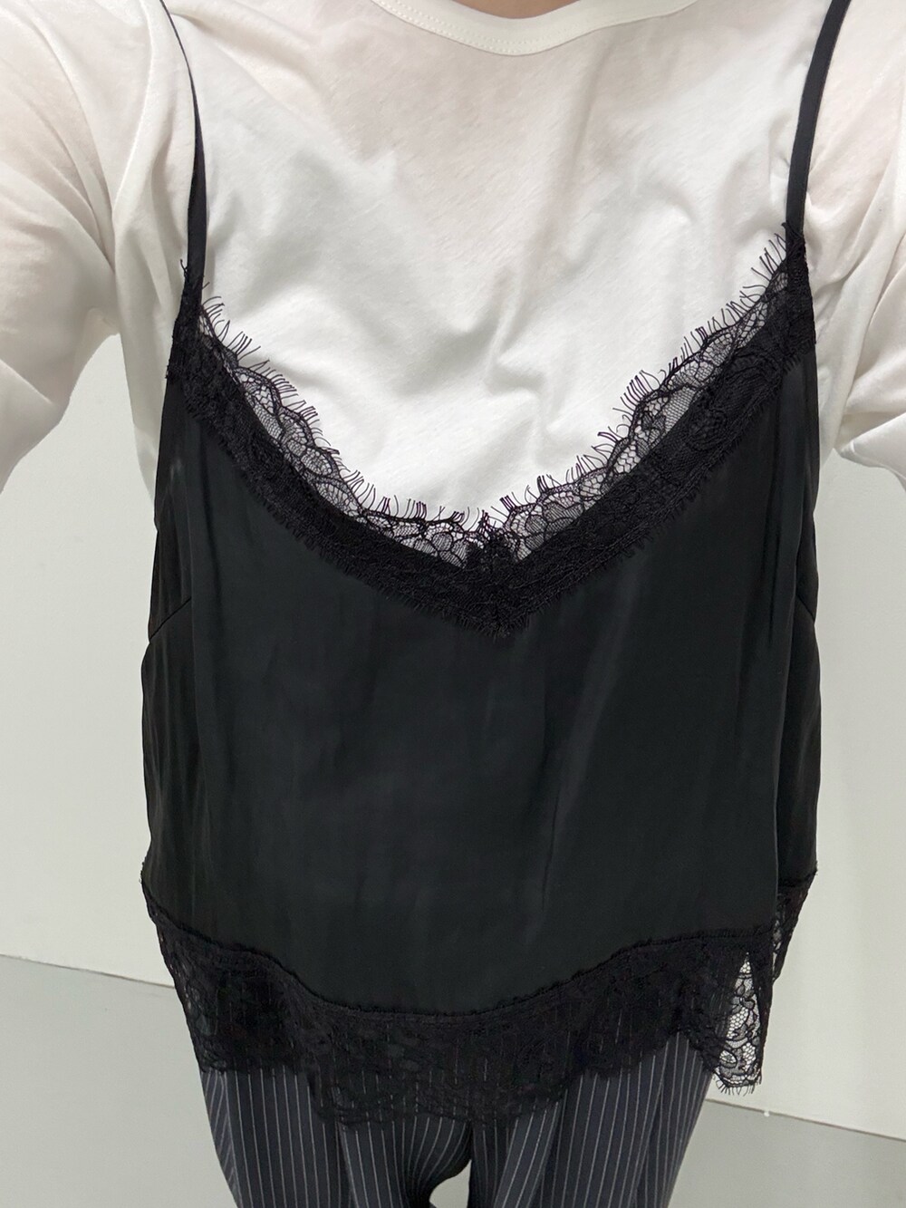 ブラウン系のバックパック/リュック、その他のその他パンツ、ブラック系のブーツを着用したレディースの冬コーディネートの3枚目の写真