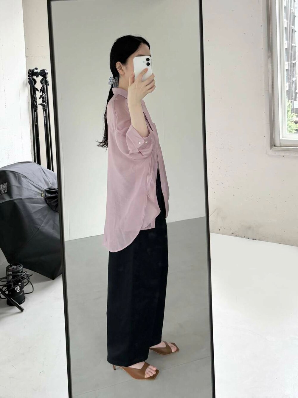 ピンク系のシャツ/ブラウスを着用したレディースの夏コーディネートの3枚目の写真