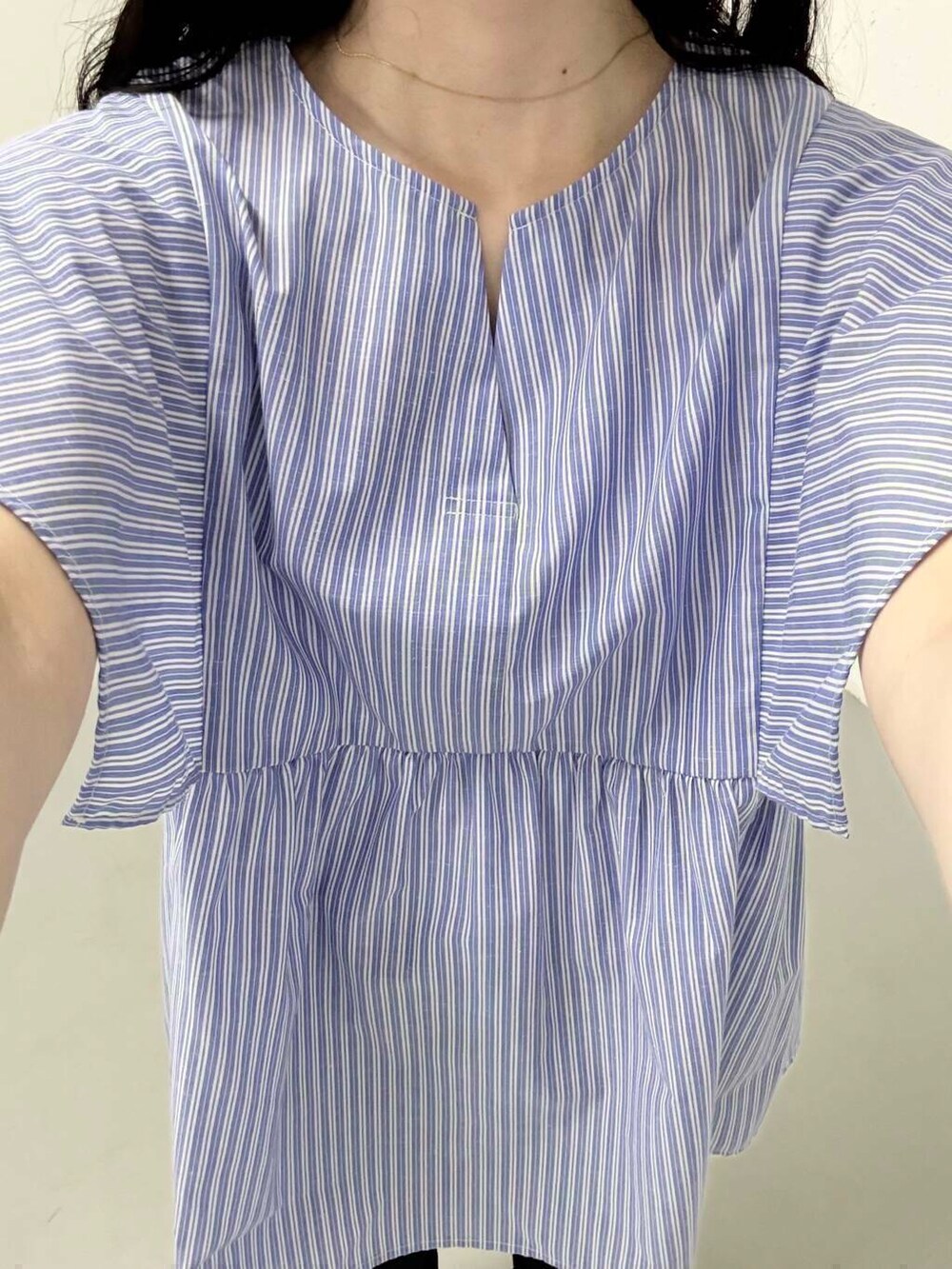 ブルー系のシャツ/ブラウス、ブルー系のセットアップを着用したレディースの夏コーディネートの4枚目の写真