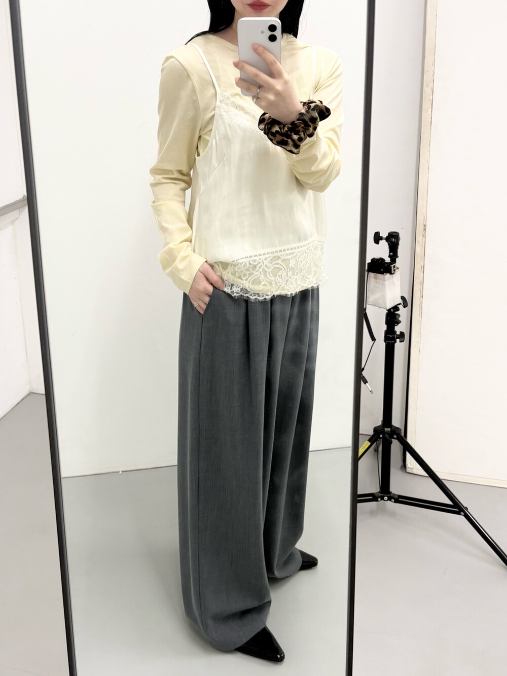ホワイト系のキャミソール、イエロー系のTシャツ/カットソー、グレー系のその他パンツを着用したレディースの冬コーディネートの2枚目の写真