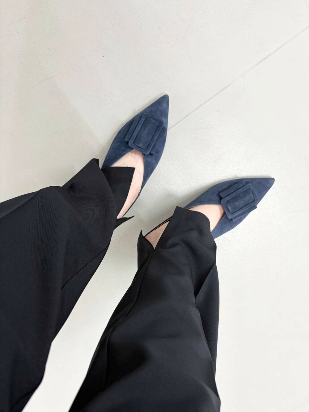 ベージュ系のシャツ/ブラウス、ブルー系のセットアップを着用したレディースの夏コーディネートの4枚目の写真