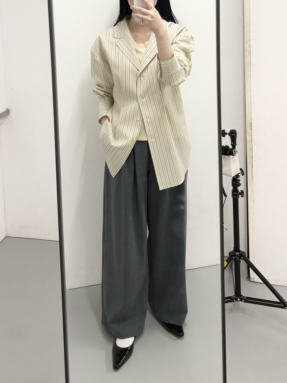 その他のシャツ/ブラウス、イエロー系のTシャツ/カットソー、グレー系のその他パンツを着用したレディースの冬コーディネートの2枚目の写真