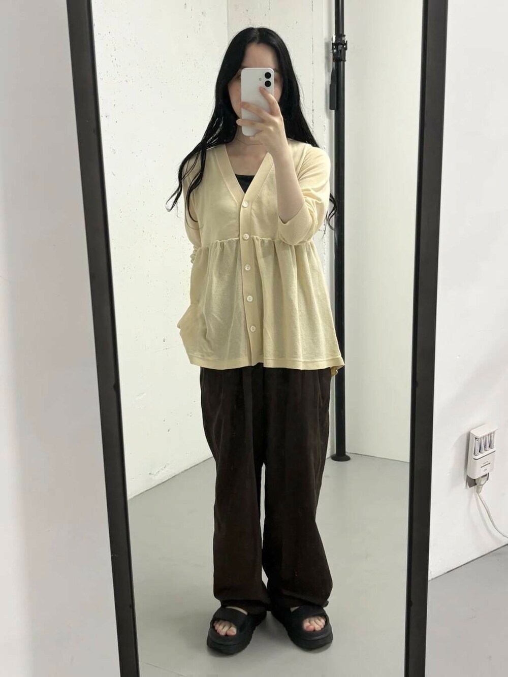 ホワイト系のカーディガン/ボレロ、ブラック系のサンダル、ブラウン系のその他パンツを着用したレディースの夏コーディネートの3枚目の写真