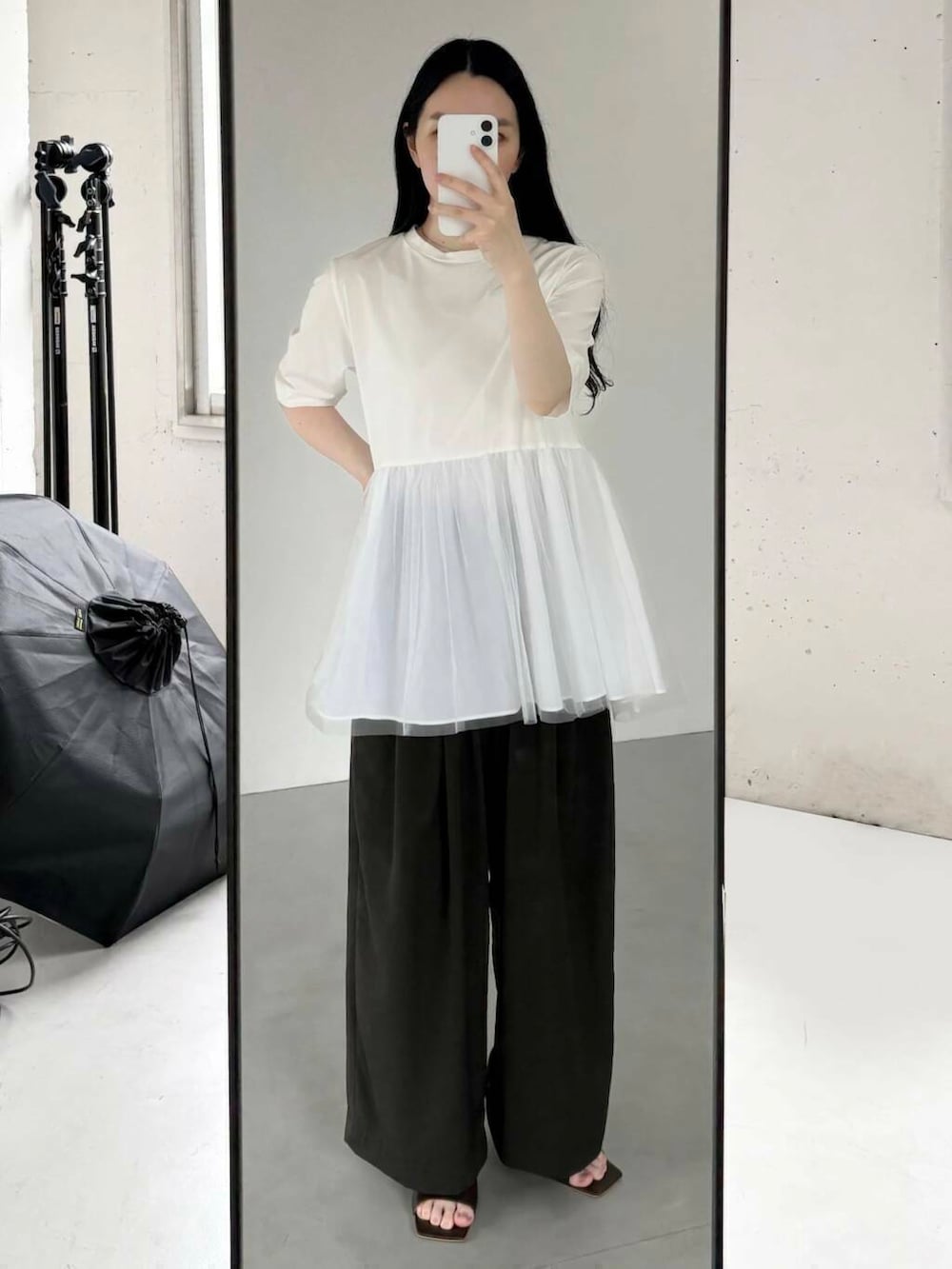 ホワイト系のTシャツ/カットソー、グレー系のその他パンツ、レッド系のサンダルを着用したレディースの夏コーディネートの2枚目の写真